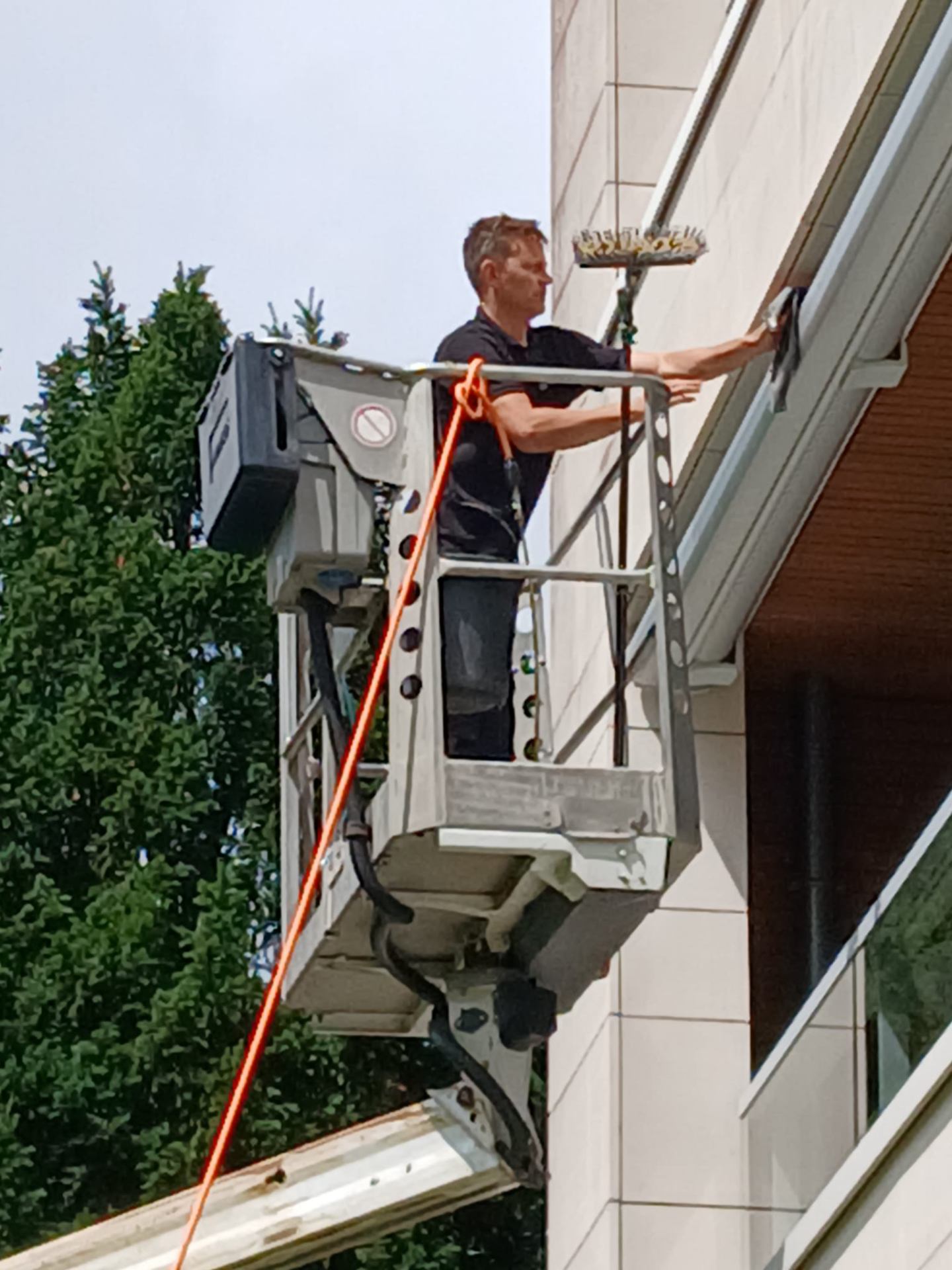 Kevin Kempe aan het werk vanuit een hoogwerker